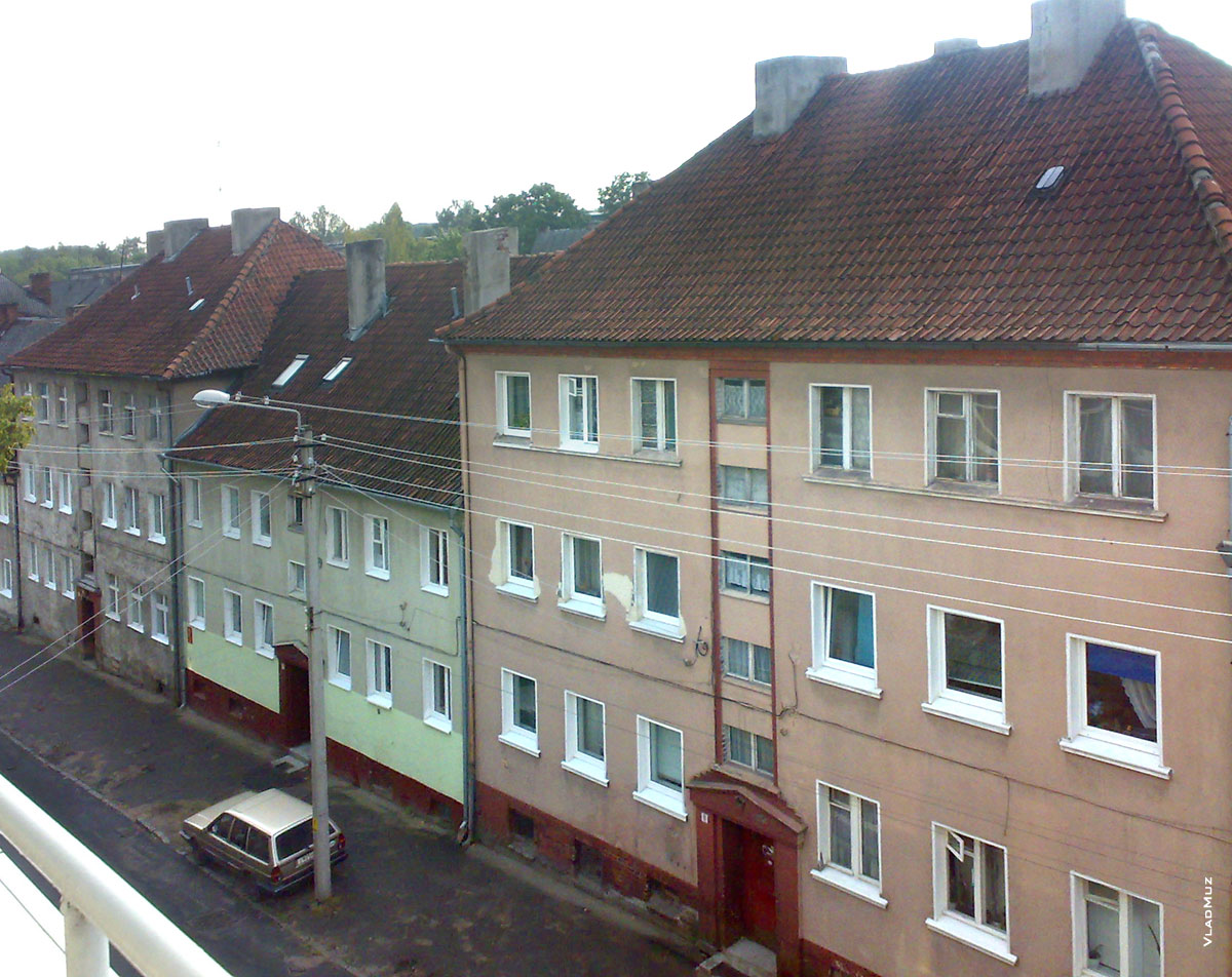 С балкона городского дома в Советске видны только черепичные крыши