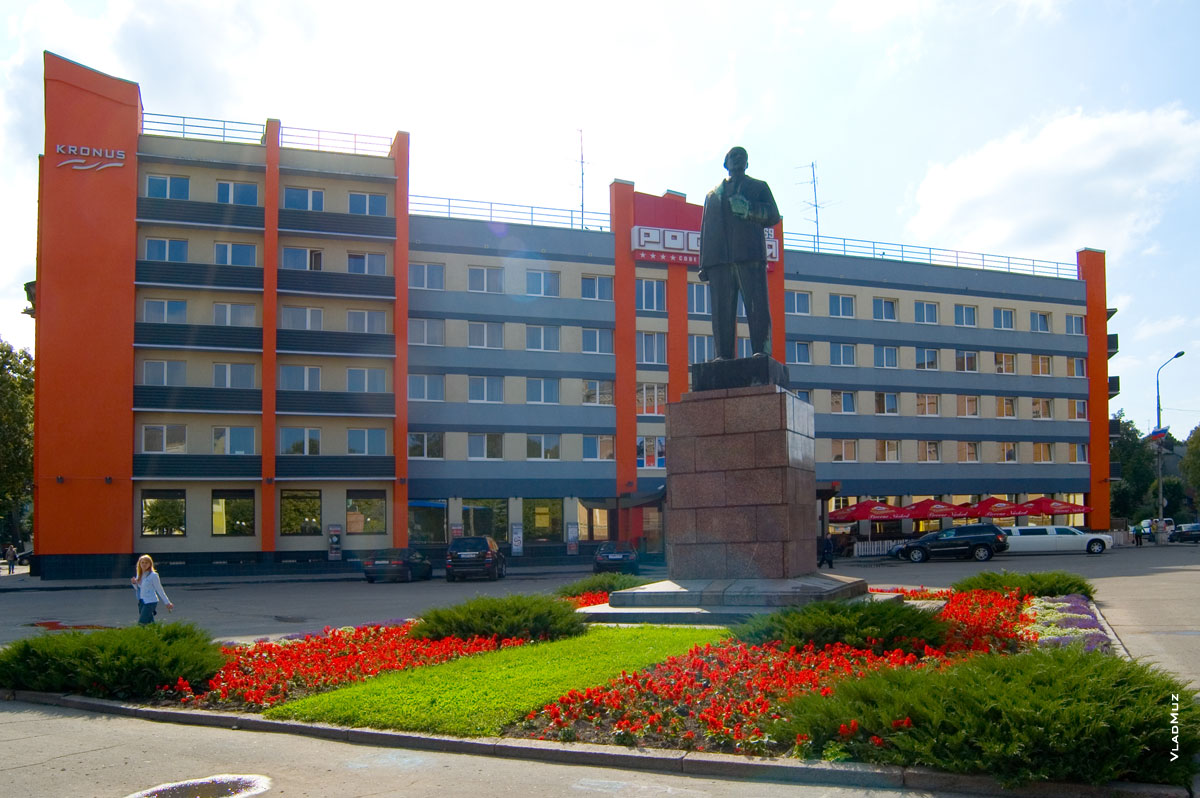 Памятник Ленина и советская гостиница «Россия» в Советске