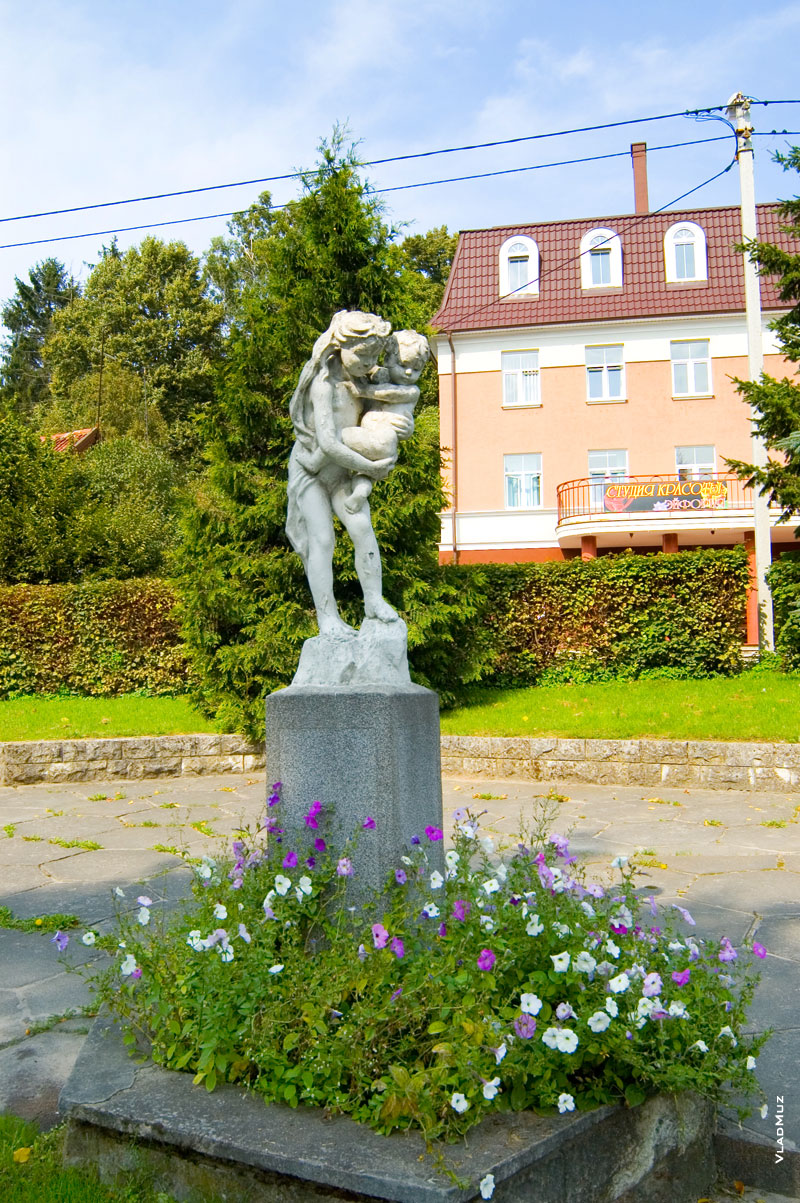 На переднем плане — городская скульптура, справа — вывеска студии красоты «Эйфория»