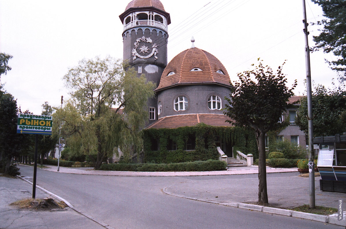 Эти две башни являются символом Светлогорска. Самая высокая — водонапорная башня, построенная еще в начале 20 века