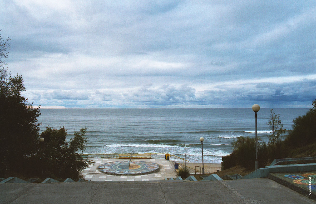 А на этой фотографии море штормит, висят тучи, солнечные часы «молчат»