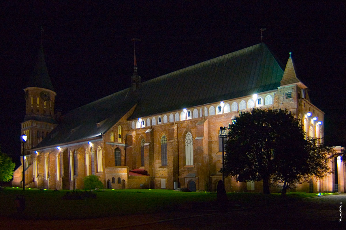 Кафедральный собор ночью, вид с другой стороны