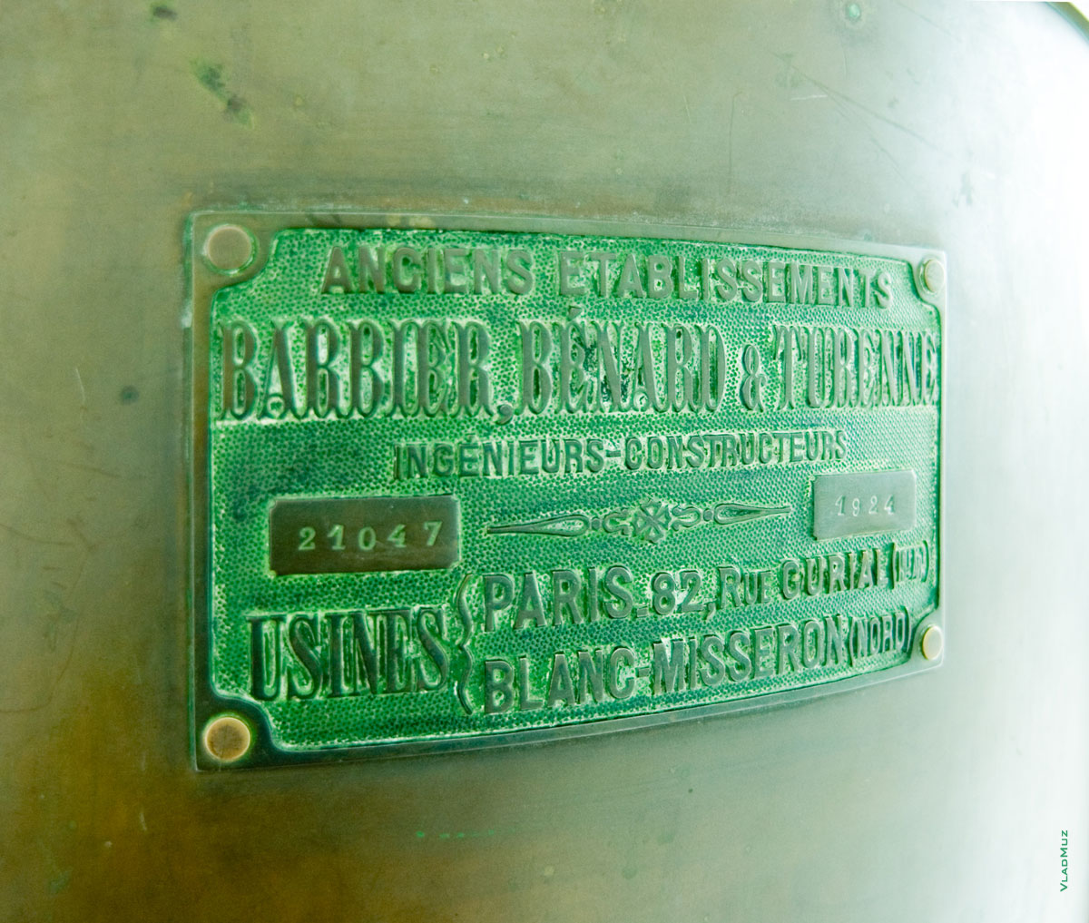 Металлический шильдик на маяке с наименованием изготовителя, серийным номером и датой изготовления