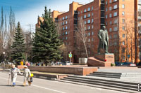 Фото идущего вперед Сергея Павловича Королёва на проспекте Королёва