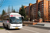 Фото памятника Сергею Королёву на проспекте Королёва и 392 автобуса в городе Королёве Московской области