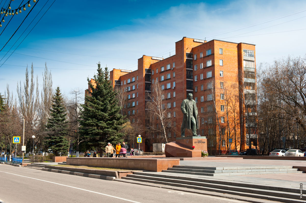 Фотография памятника Королёву на проспекте Королёва
