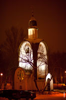 Ночное HD-фото Александро-Невской часовни в городе Королёве с подсветкой
