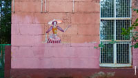 Фото исчезающего граффити в Королёве на стене спортивного корпуса детского стадиона