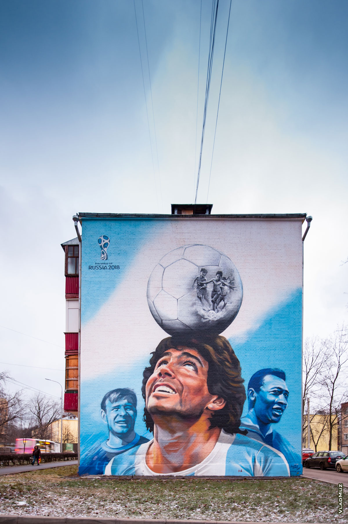 Футбольное граффити в городе Королёве на улице Коминтерна, посвященное Чемпионату мира по футболу 2018