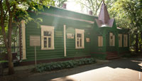 HD-фото зеленого деревянного здания Королёвского исторического музея, отдела усадьбы Костино в Королёве