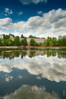 Летний фотопейзаж с озером и гостиницей в мкрн. Юбилейном г. Королёва Московской области