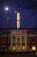 Ночное HD-фото логотипа РКК «Энергия» в городе Королёве и ракеты «Восток»