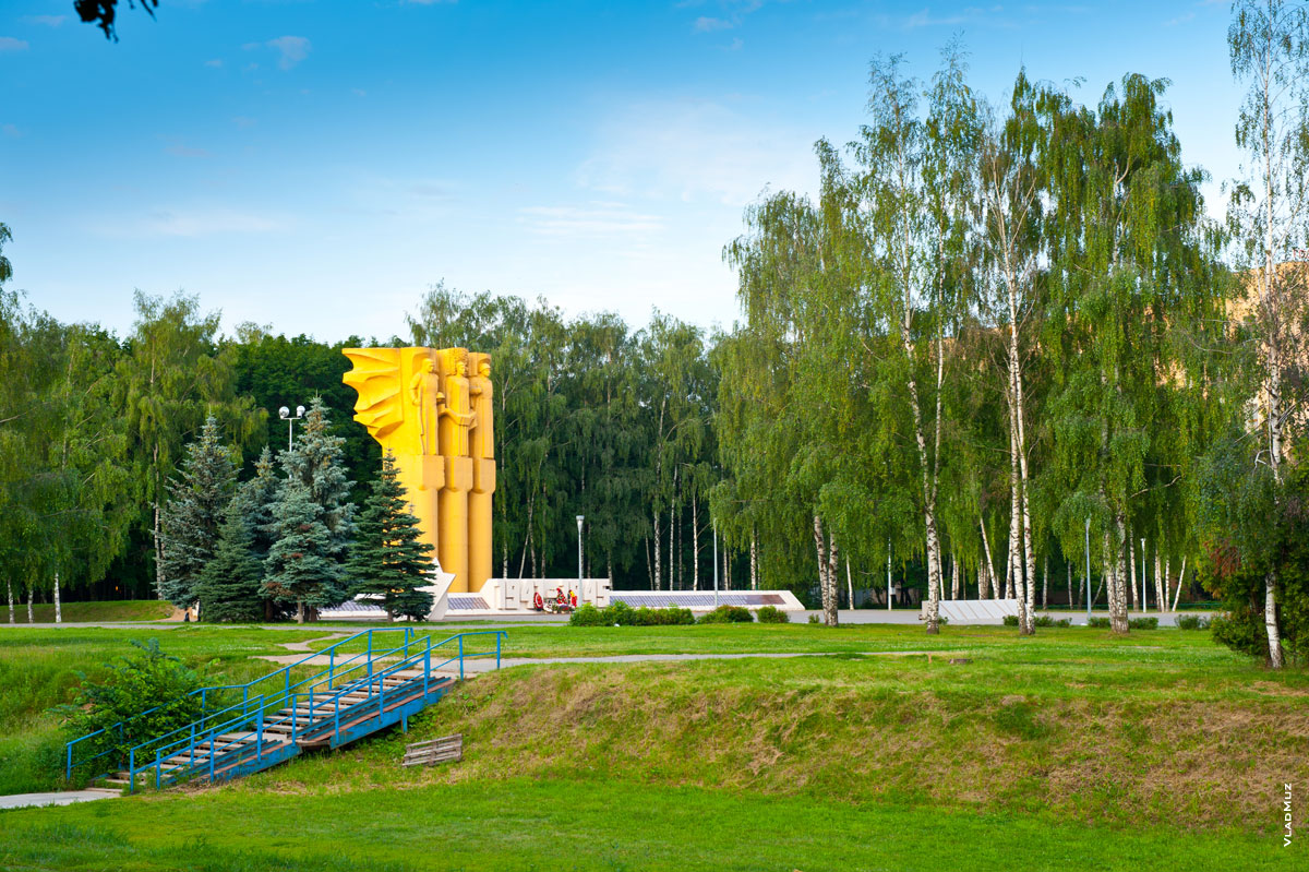 Фотография памятника Мемориала Славы в г. Королёве или «Трое вышли из леса»