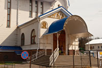 HD-фото входа в Богородицерождественский храм в Костино (г. Королёв) в HD качестве 4055 на 2670 пикселей