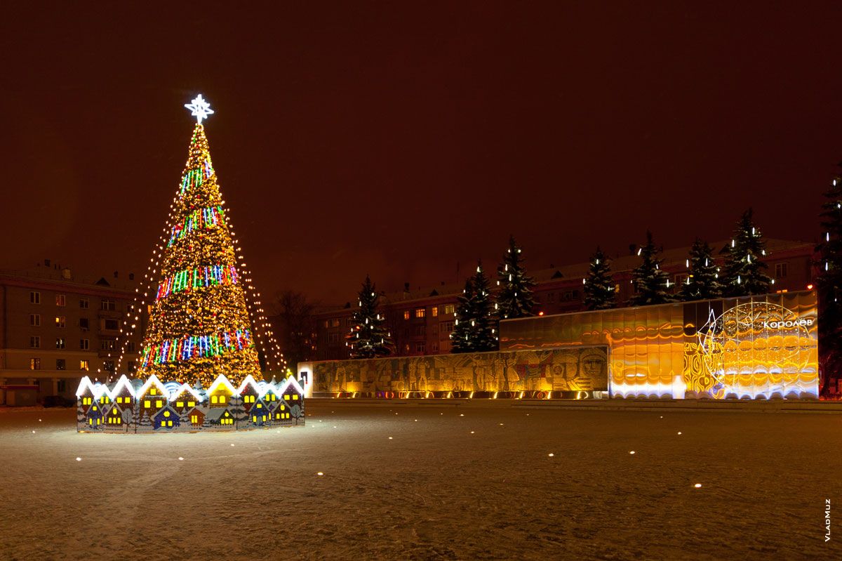 Фото новогодней ёлки на площади перед ЦДК Калинина в г. Королёве
