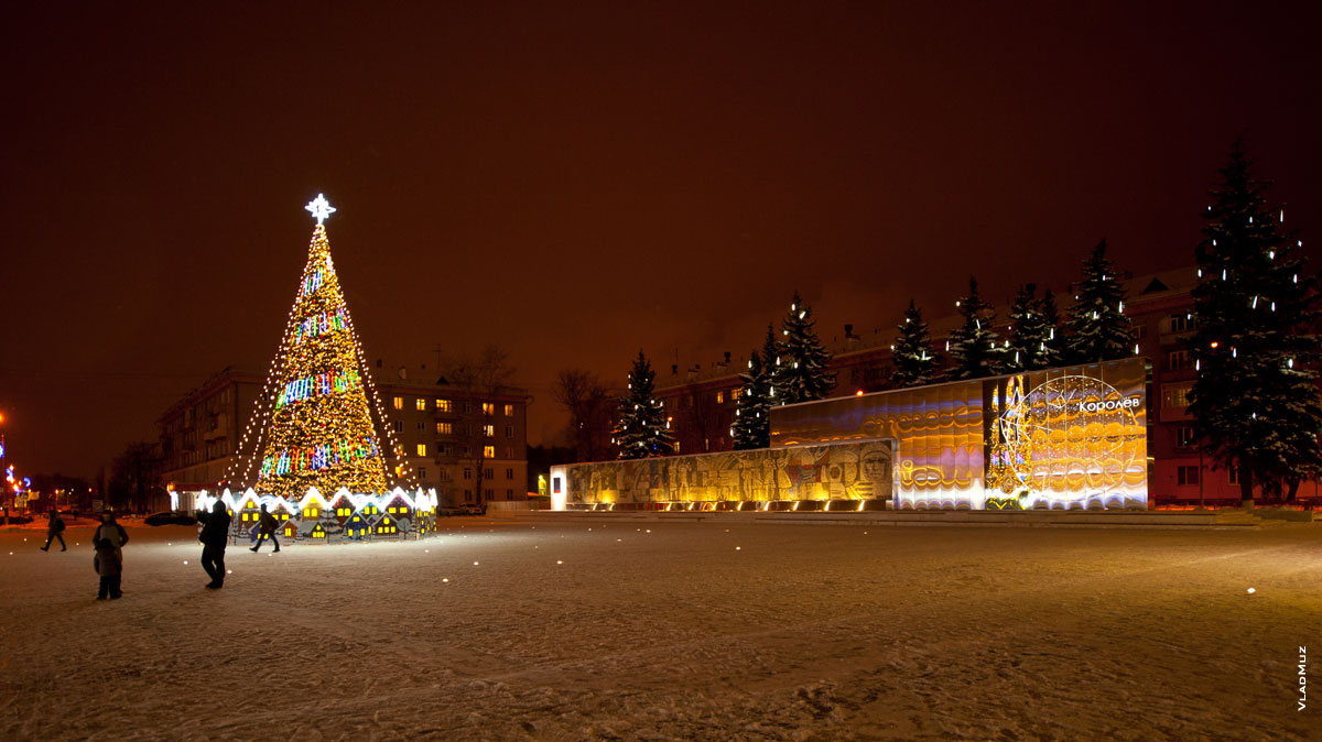 Красивое фото новогодней ёлки на площади перед ДК Калинина в Королёве
