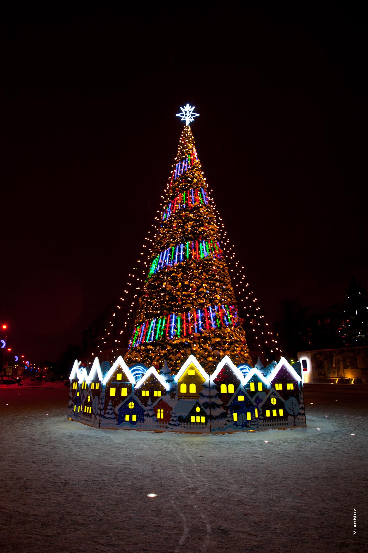 Фото новогодней ёлки с подсветкой в Королёве у ДК Калинина