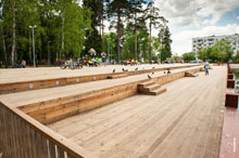 Фото деревянных помостов в зоне отдыха перед озером в мкрн. Юбилейном г. Королёва Московской области
