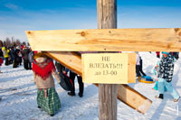 Фото таблички на ледяном масленичном столбе с призами в «Лудорвае»: «До 13.00 не влезать!»