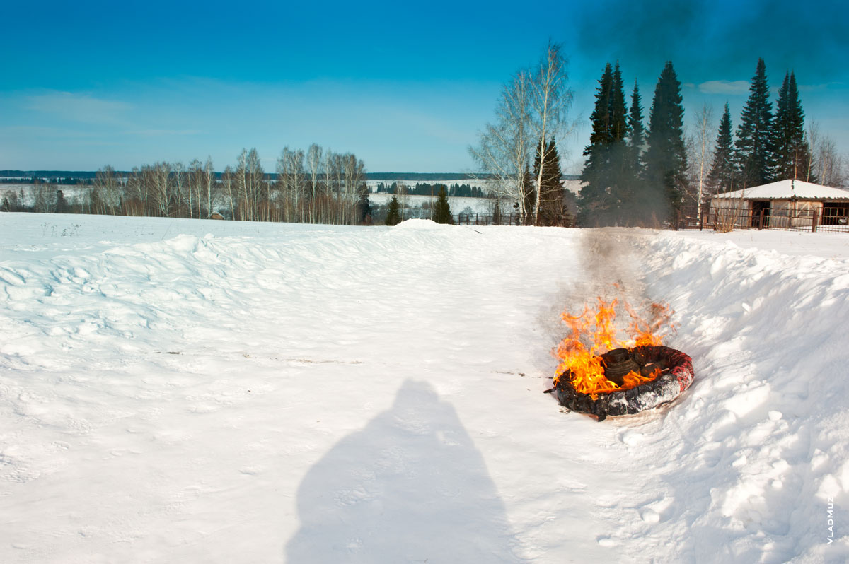 Фото горящего колеса на снегу