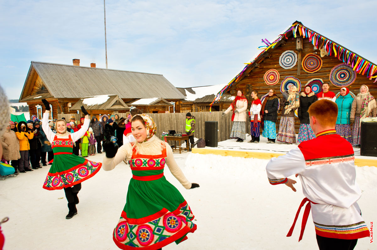 Фото народных танцев и песенных коллективов в «Лудорвае» на Масленицу