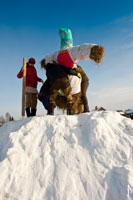 Чучело Масленицы в «Лудорвае» надежно укрепляют на снежном холме