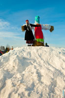 Фото ведущей праздника и чучела Масленицы на вершине снежного холма в «Лудорвае»
