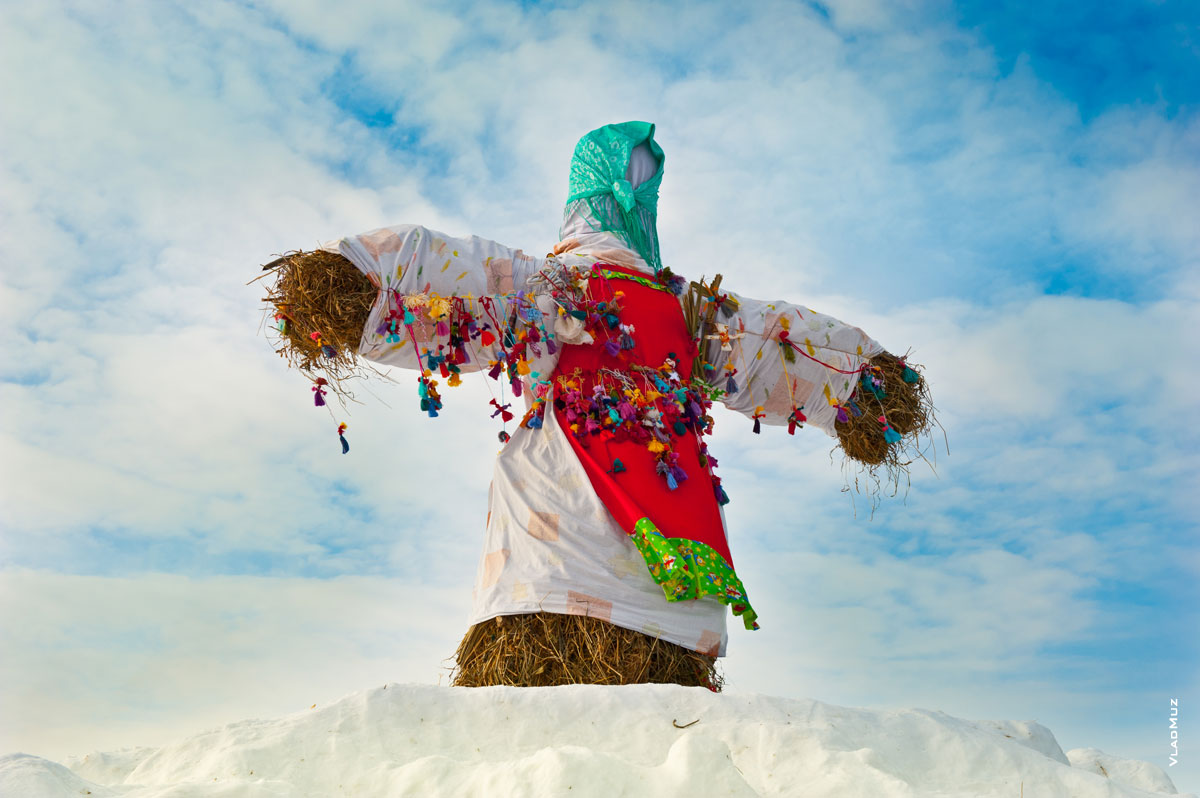 Фото чучела Масленицы Дуни в «Лудорвае» в зеленом платке на фоне неба