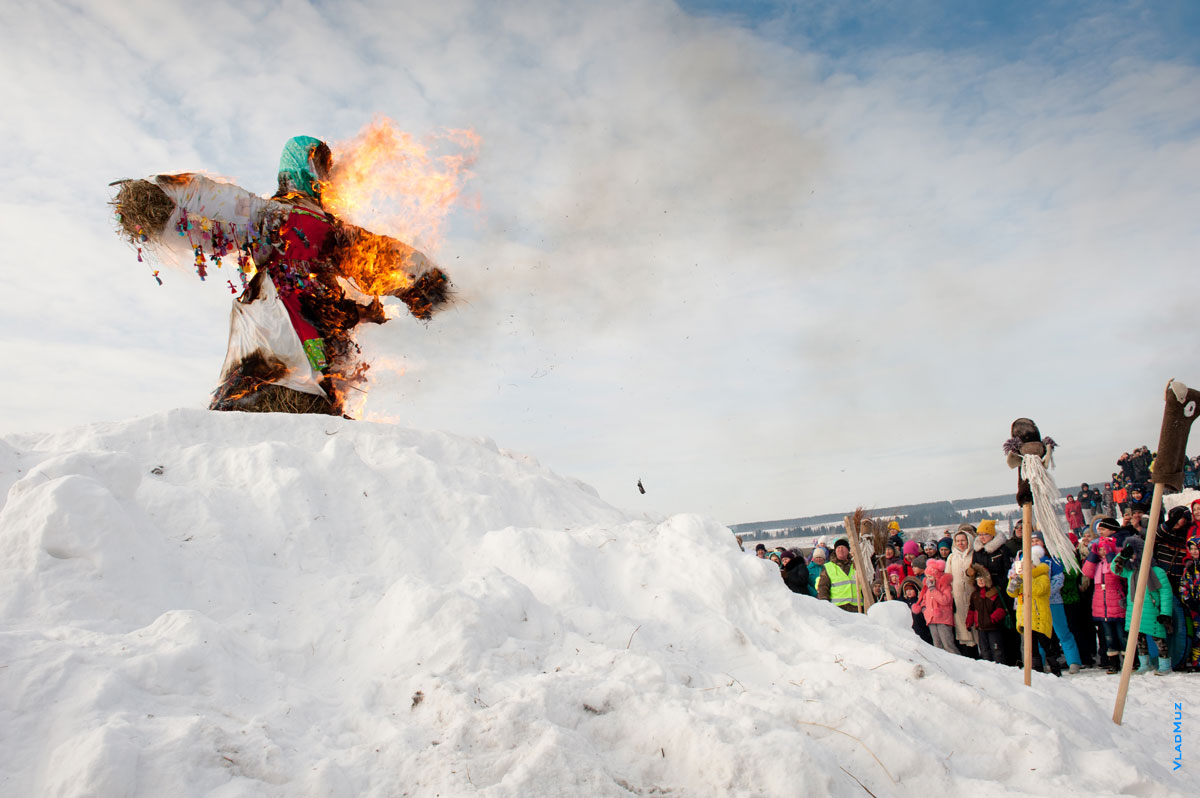 Фото горящего чучела Масленицы в «Лудорвае» и людей возле неё