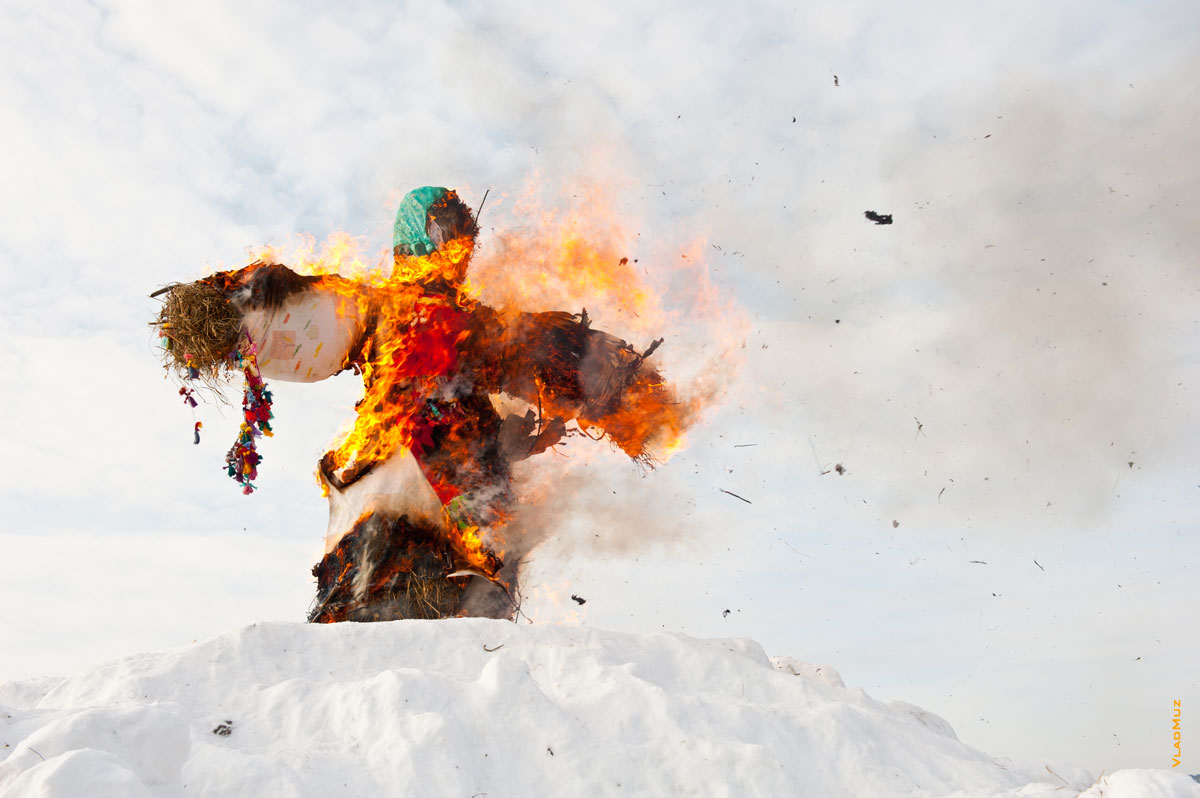 Фото горящей куклы Масленицы в «Лудорвае» крупным планом