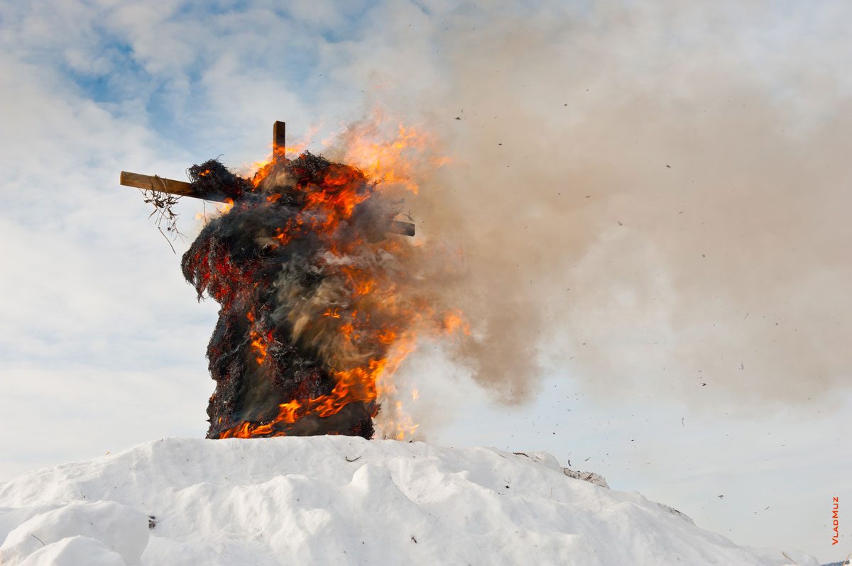 Фото пылающего чучела Масленицы в «Лудорвае» в огне