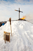 Сжигание чучела Масленицы в «Лудорвае» подошло к концу. В кадре метла, крест на холме и горящий костер