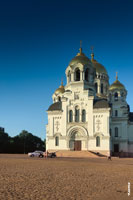 Фото Вознесенского Войскового Кафедрального собора, Волги-21 и старинного кабриолета на Соборной площади в Новочеркасске