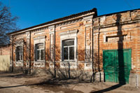 Типичный пример городской архитектуры Новочеркасска на Баклановском проспекте - 1-этажный дом: 3 окна и вход, но отделка другая