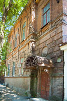 Красивый дом на улице Дубовского в Новочеркасске с особенным козырьком