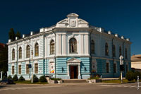 Фото здания Донского музея в Новочеркасске в лучшем цвете