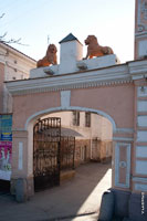 Арка с двумя львами рядом с дворцом торжественных обрядов в Новочеркасске