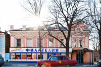 В этом красивом доме на Московской всегда находился интересный магазин «Филателия» (в нем реально продавались почтовые марки и все такое). Сейчас от него осталась одна вывеска
