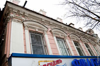 Старинные архитектурные детали на фасаде дома в Новочеркасске крупным планом