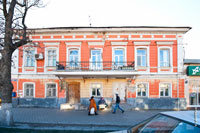 Старинный розовый дом на улице Московской (напротив Центральной городской библиотеки им. А.С. Пушкина)