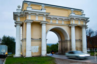 Фото Триумфальной арки на Платовском проспекте в Новочеркасске до реставрации и ремонта, 2011 год