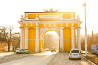 Фото восстановленной Триумфальной арки в Новочеркасске на Платовском проспекте после реставрации, на выезде из города, 2015 год