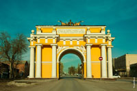 Фото Триумфальной арки в Новочеркасске на Платовском проспекте после реставрации, фото со стороны въезда в город, 2015 год