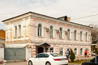 Фото 2-х этажного особняка на ул. Дворцовой в Новочеркасске с другой стороны