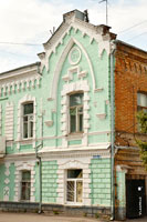 Фото красивого старинного дома на улице Дворцовой в Новочеркасске с цифрами 1893 на фасаде