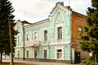 Слева на фасаде этого старинного дома на ул. Дворцовой в Новочеркасске вверху стоят цифры 1892, а справа — 1893