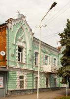 Фото левой части фасада старинного дома на улице Дворцовой в Новочеркасске с цифрами 1892