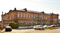 Фото старинного 2-этажного здания в начале спуска Ермака в Новочеркасске