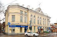 Угловой 2-х этажный старинный дома в Новочеркасске на пересечении проспекта Ермака и улицы Дубовского