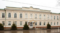 В этом старинном 2-этажном здании на проспекте Ермака в Новочеркасске располагается школа